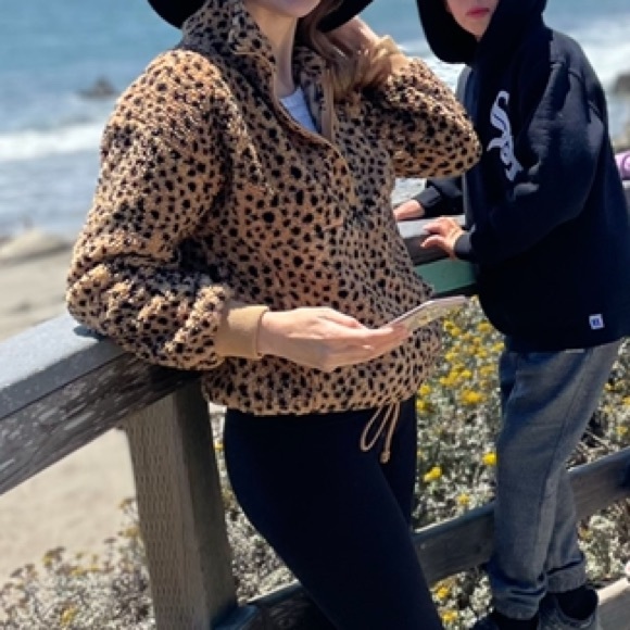 Billabong half zip pull over. - Picture 3 of 3